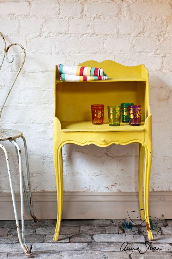 English Yellow Chalk Paint von Annie Sloan in verschiedenen Größen im kleinen Farbeimer über unseren Online-Shop bestellen