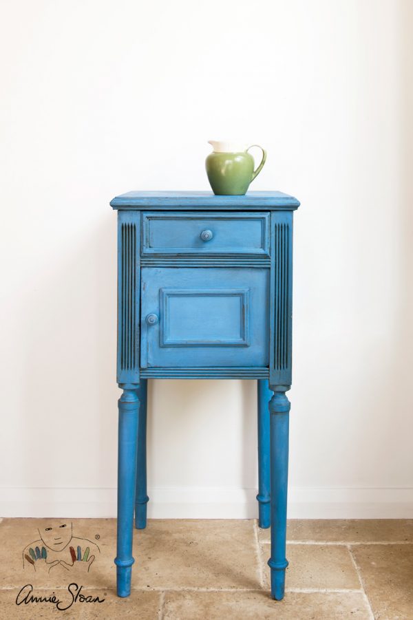Chalkpaint von Annie Sloan in Greek Blue kann auf Möbelstücken angebracht werden und sorgt für einen Shabby-Look