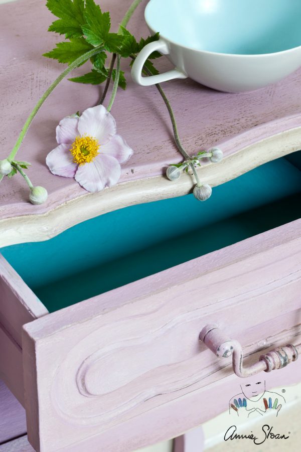 Kombinieren Sie die Henrietta-Chalk Paint von Annie Sloan mit anderen Kreidefarben und hauchen Sie Ihrem Möbelstück neues Leben ein