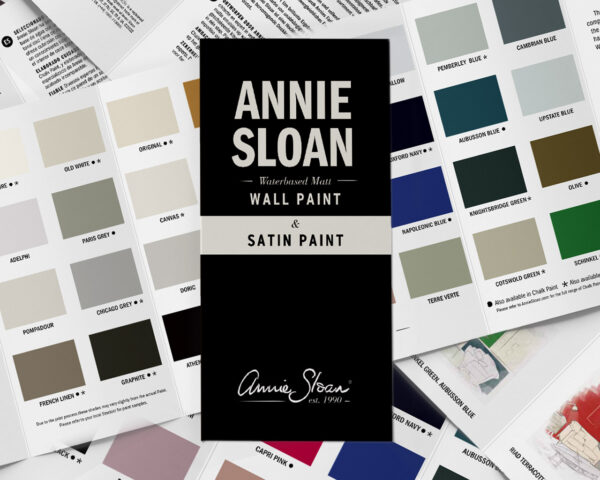 Front Farbkarte Annie Sloan Wallpaint und Satinpaint und Farben im Hintergrund