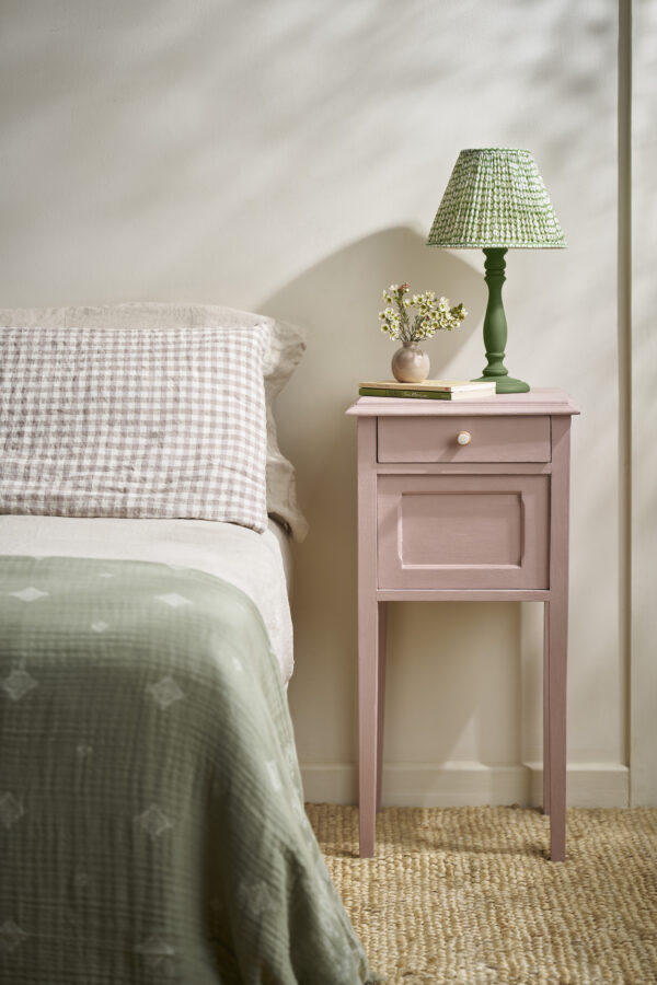 Beispielbild von einer Kommod gestrichen mit Annie Sloan Kreidefarbe in Jaipur Pink und arrangiert in einem wohnlichen Umfeld
