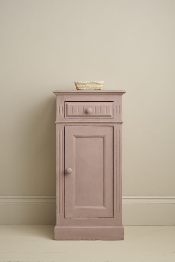 Beispielbild einer Kommode gestrichen mit Annie Sloan Kreidefarbe in Jaipur Pink
