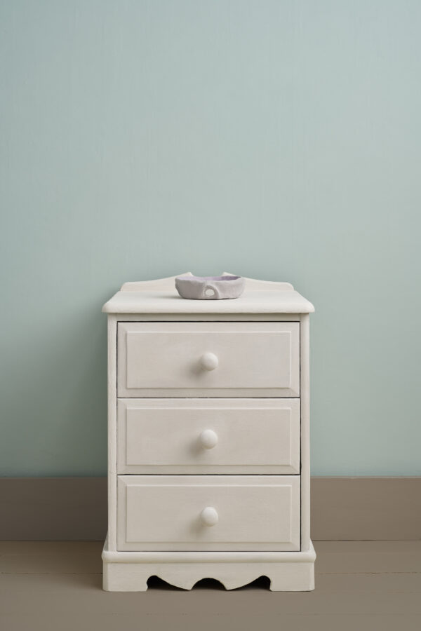 Beipielbild eines kleinen Schränkchens gestrichen mit der Farbe Rococo White von Annie Sloan