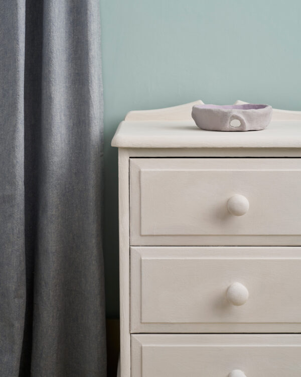 Nahaufnahme eines kleinen Schränkchens gestrichen mit der Farbe Rococo White von Annie Sloan
