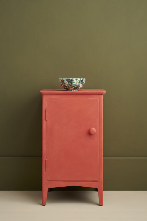 Kommode gestrichen mit der Kreidefarbe Chalk Paint im Farbton Sandalwood Red von Annie Sloan