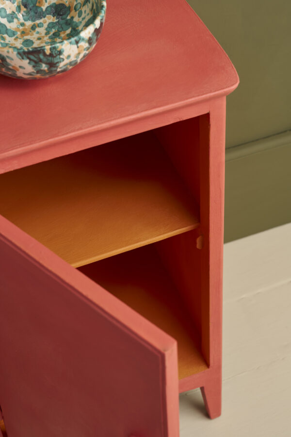 Nahaufnahme einer Kommode gestrichen mit der Kreidefarbe Chalk Paint im Farbton Sandalwood Red von Annie Sloan