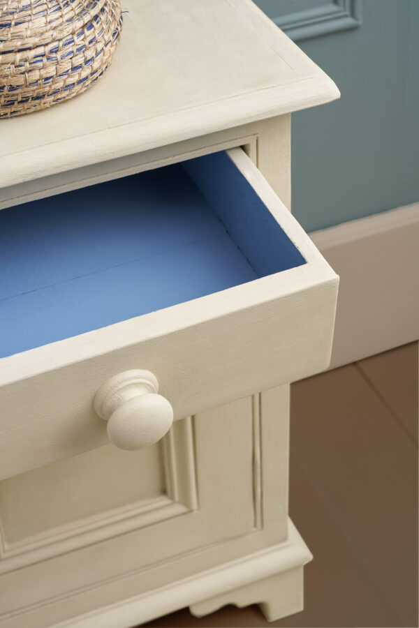 Nachaufnahme eines Schränkchens bemalt mit der beige farbenen Farbe Canvas von Annie Sloan Chalkpaint im Shop von Melflair