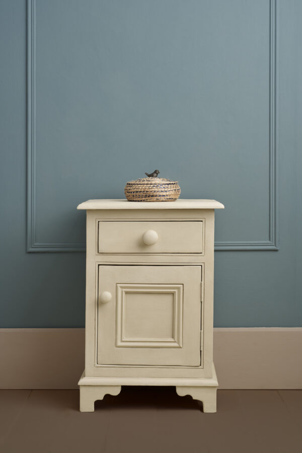 Schränkchen bemalt mit der beige farbenen Farbe Canvas von Annie Sloan Chalkpaint im Shop von Melflair