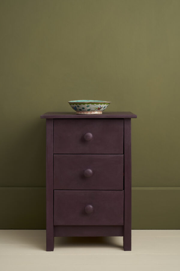Beispiel einer Kommode gestrichen mit der Kreidefarbe Chalk Paint im Farbton Tyrian Plum von Annie Sloan